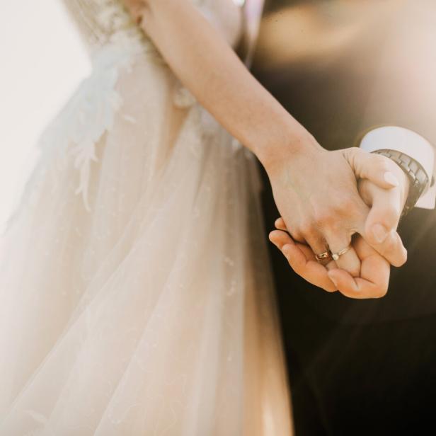 Ein Paar hat geheiratet.