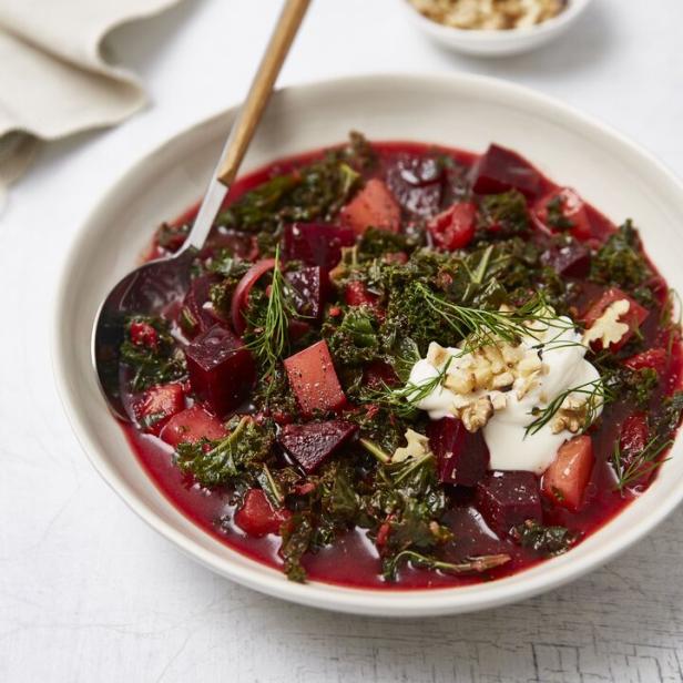 Rote Suppe mit roter Rübe und Weißkohl