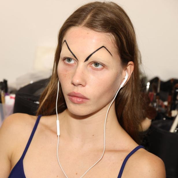 Marni-Look bei der Milan Fashion Week 2025 Backstage Marni-Look bei der Milan Fashion Week 2025 Backstage