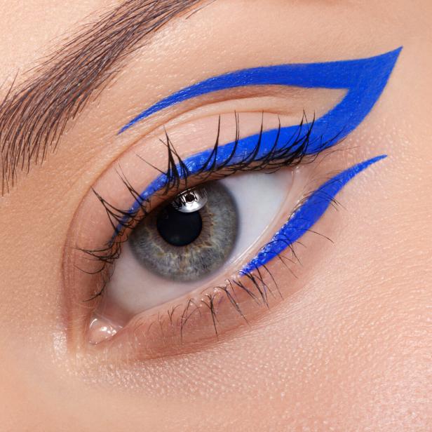Blauer, grafischer Eyeliner.